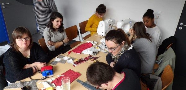 Atelier couture partage d’une passion et initiation aux résidents de l’Esat